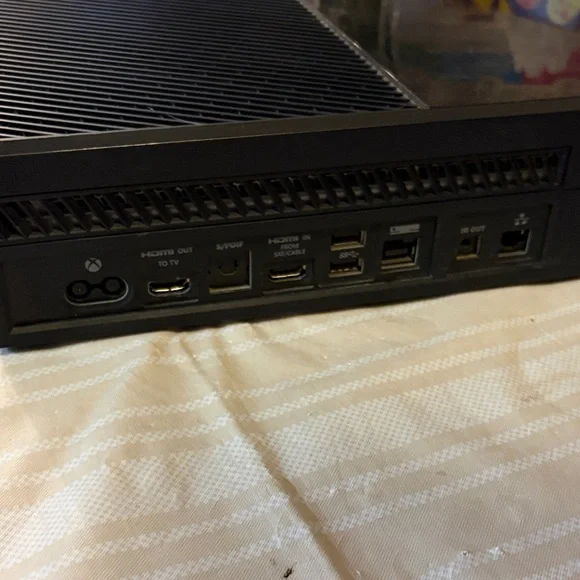 Xbox One Gaming Console, cord and 2 controllers - Picture 4 of 6